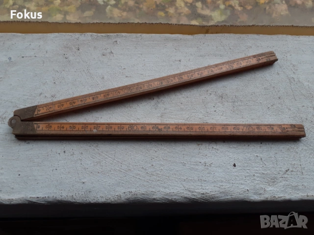 Стар антикварен дървен метър с бронзови панти