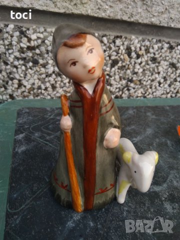 Старинна порцеланова фигурка с дефект счупен единия крак на агнето