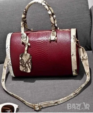 Дамска чанта с декорация от бяла змийска кожа