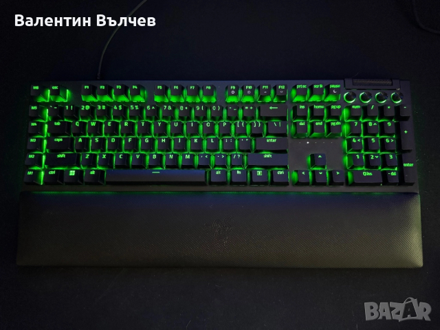 Продавам клавиатурата Razer Blackwidow V4 с гаранция. 