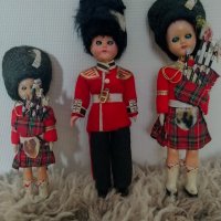 Лот стари кукли в традиционна носия британска, снимка 1 - Колекции - 32074283