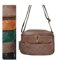 Стилна и практична дамска чанта от еко к. с метален елемент V, снимка 2 - Чанти - 44571108