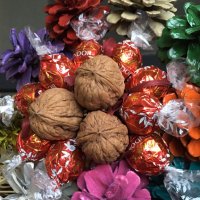 LOVE MANDARINE 🍊 Букет 💐 Бонбони LINDOR 🍬 Цветя Шишарки 🌲 Орех 🌰 Ръчна Изработка ⚒️, снимка 2 - Декорация за дома - 35129539