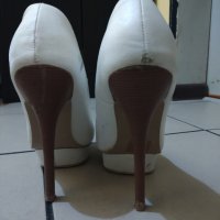 Бели елегантни обувки, снимка 3 - Дамски обувки на ток - 29884592