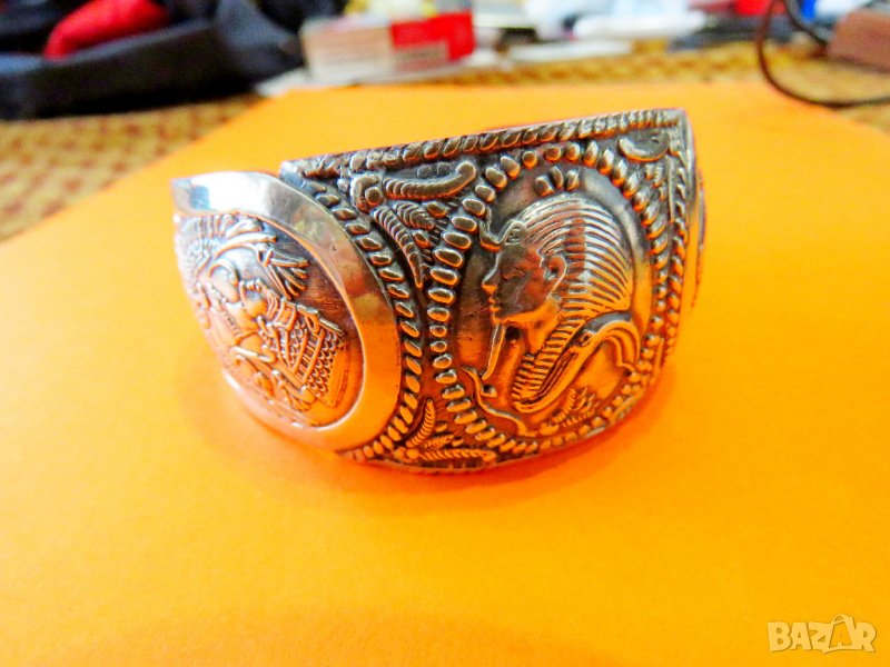 масивна кована  мъжка сребърна гривна с Нефертити, Клеопатра и много египетски мотиви по нея, снимка 1