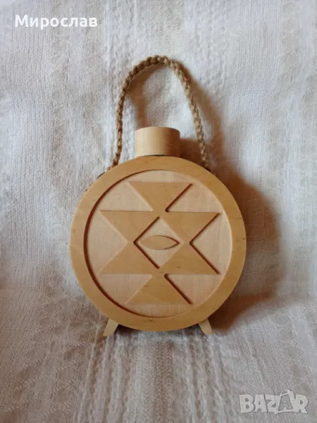 Дървена бъклица със стъклен контейнер 100мл. и български символи и знаци., снимка 1