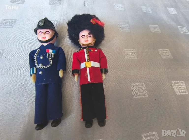 Две кукли / фигури от аглийската гвардия 70 години , снимка 1