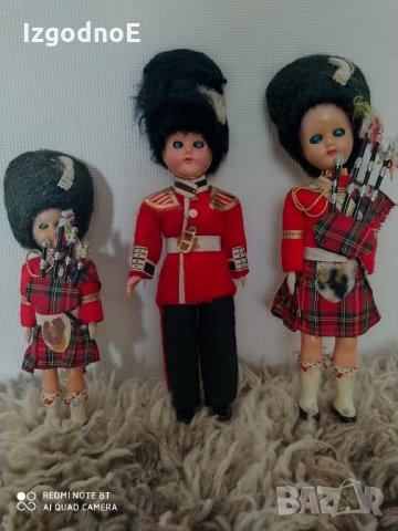 Лот стари кукли в традиционна носия британска
