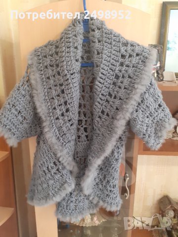 Ефектно дамско плетено елече с голяма яка