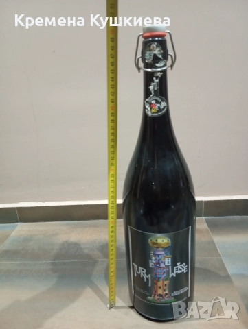 Огромна стара стъклена бутилка 