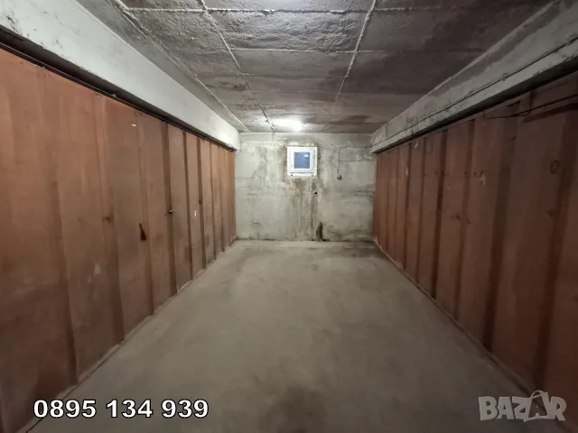Гараж 18 кв.м под наем на ъгъла на Цар Освободител с хан Аспарух , снимка 3 - Гаражи и паркоместа - 55874542