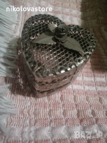 малка метална декоративна кутийка 