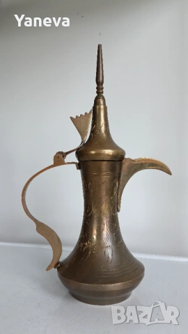 Vintage , традиционен арабски съд за кафе, известен като далла (Dallah). 