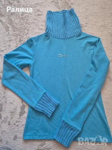 Син пуловер 