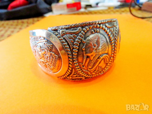 масивна кована  мъжка сребърна гривна с Нефертити, Клеопатра и много египетски мотиви по нея