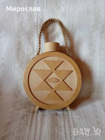 Дървена бъклица със стъклен контейнер 100мл. и български символи и знаци.