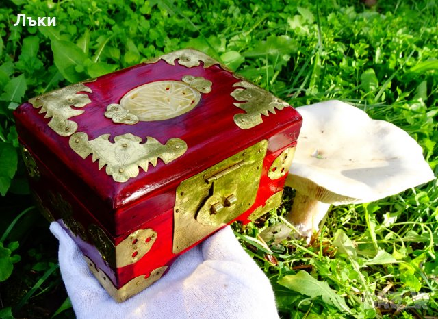 Луксозна кутия за бижута с нефрит и месингов обков. , снимка 15 - Антикварни и старинни предмети - 30563569