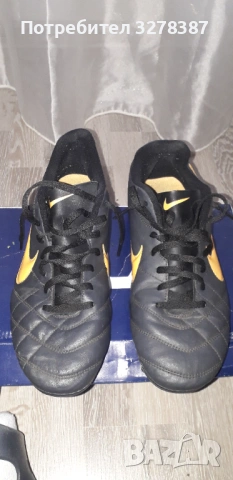 Футболни бутонки 