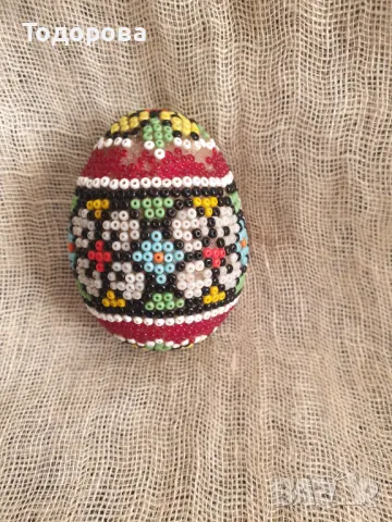 Декоративно яйце облепено с цветна мъниста, снимка 2 - Антикварни и старинни предмети - 48741837