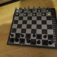 Стар колекционерски електронен шах  schneider genada sphinx chess произведен 1990г с  батерии 4хАА , снимка 2 - Шах и табла - 40855461