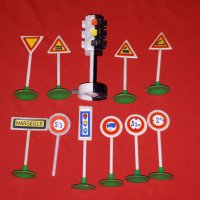 Стар пластмасов светофар с пътни знаци., снимка 1 - Колекции - 42262697