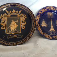 Порцеланови чинии син кобалт, декорирани със злато, Хихон/Gijon и Париж/Paris с поставки, нови, снимка 6 - Колекции - 36404475