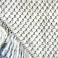 Ръчно плетени шалове-триъгълни, с ресни, бели, снимка 8 - Шалове - 42833741