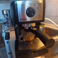 Кафе машина Делонги с ръкохватка с крема диск, работи отлично и прави хубаво кафе , снимка 1 - Кафемашини - 37505005
