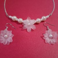 Красив комплект бижута обици и колие с нежни цветя и кристални бели перли , снимка 6 - Бижутерийни комплекти - 42795445
