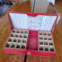 Стара кутия с набор метални букви и цифри, снимка 3 - Други ценни предмети - 38639255