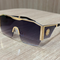 Мъжки слънчеви очила с черни стъкла и златни елементи, снимка 1 - Слънчеви и диоптрични очила - 44529770