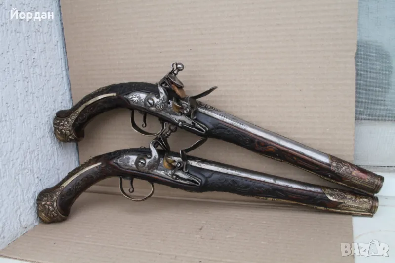 Чифт кремъчни пистолети със сребърен обков и набивка, снимка 1