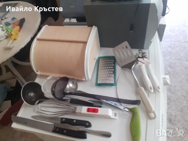 Продавам кутия за хляб и прибори