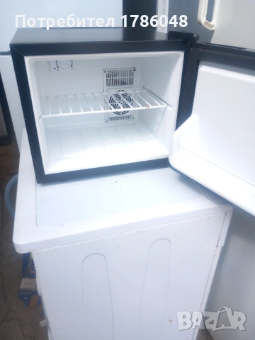 Малко хладилниче 12в.и 220в ш0.37 в0.33 д 0.41