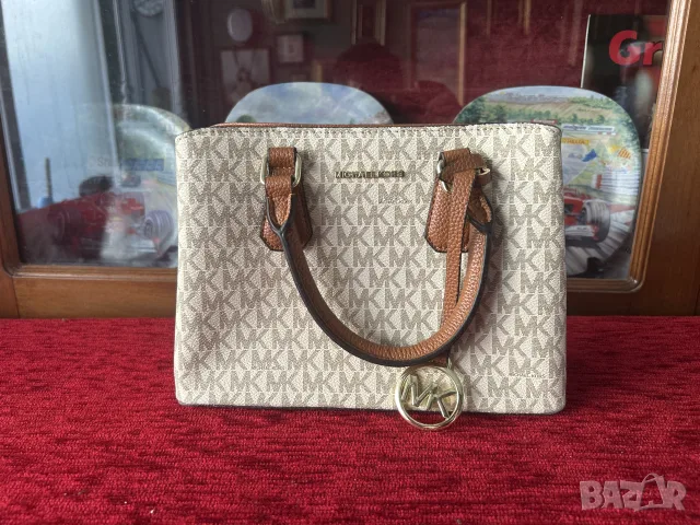 чанта Michael Kors Sheila в цвят ванилия с кафяви дръжки