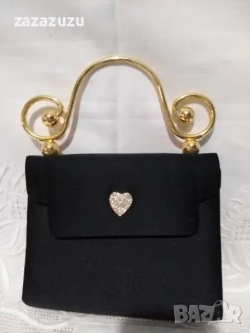 Малка черна чантичка със златна дръжка