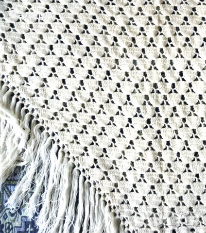Ръчно плетени шалове-триъгълни, с ресни, бели, снимка 8 - Шалове - 42833741