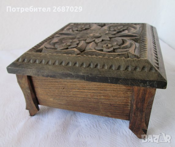 Стара дърена кутия с дърворезба