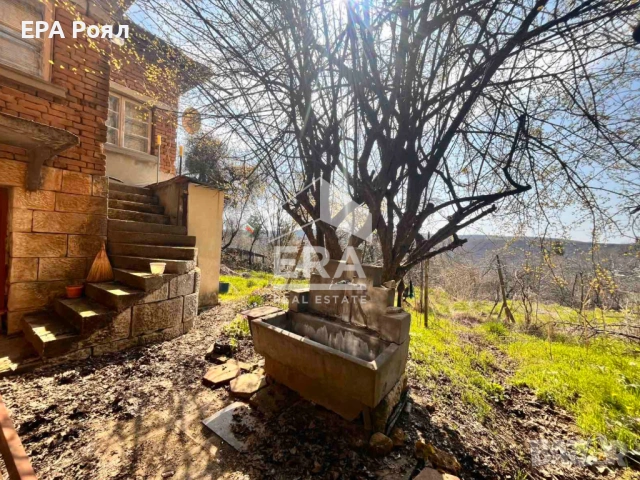 ЕКСКЛУЗИВНО: Имот с огромен потенциал в с. Табачка!, снимка 7 - Къщи - 54038810