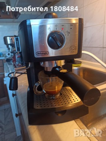 Кафе машина Делонги с ръкохватка с крема диск, работи отлично и прави хубаво кафе , снимка 1 - Кафемашини - 37505005