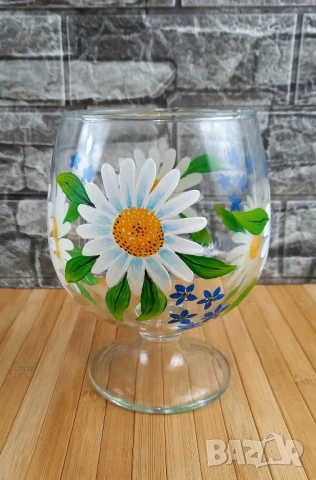 Ръчно рисувана ваза/чаша с маргаритки и незабравки