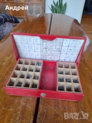 Стара кутия с набор метални букви и цифри, снимка 3 - Други ценни предмети - 38639255