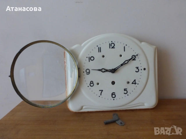 Немски стенен порцеланов часовник с ключ 1930 г, снимка 2 - Антикварни и старинни предмети - 52103449