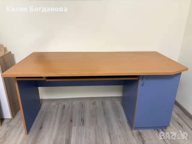 Бюро с голям плот подходящо за учене или работа