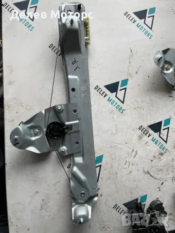 827208597R заден десен стъклоповдигач от Dacia Duster 1.0 Tce 100 HMMT, 6 ск., двигател H4D480, 2023