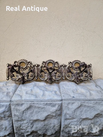 Прекрасна антикварна метална закачалка 