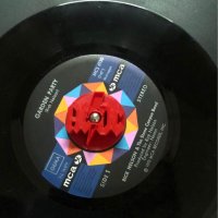 Адаптер за ГРАМОФОН 7" Сингли с лого AC/DC, снимка 1 - Грамофони - 35262649