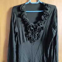 Продавам черна блуза със жабо, снимка 1 - Блузи с дълъг ръкав и пуловери - 42871382