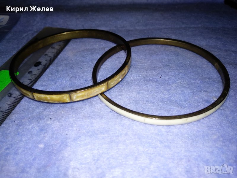 ДВЕ СТАРИ МЕСИНГОВИ КЛАСИЧЕСКИ ТЪНКИ ГРИВНИ ЕДНАТА с ЯСПИС 37951, снимка 1