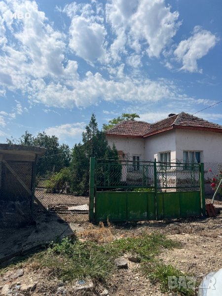 Две къщи с гараж и два декара двор, снимка 1